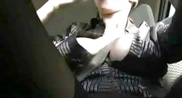 sex thủ dâm phun nước Để dương vật giữa hai heosex bầu ngực của cô ấy.